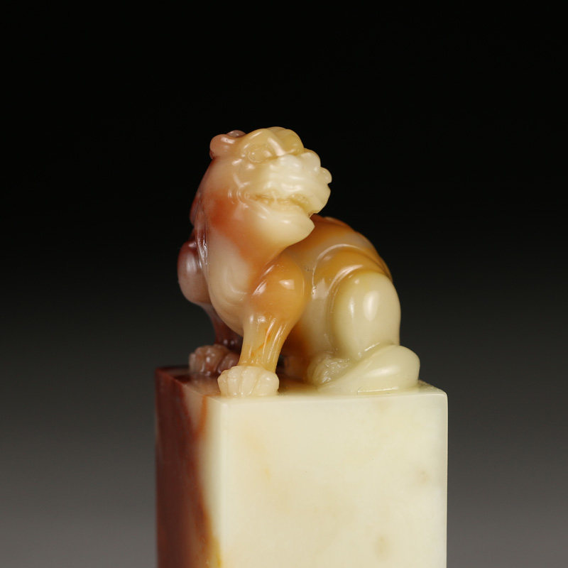 寿山巧色芙蓉石 精雕威风瑞兽钮印章 正章