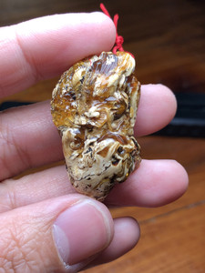 【抚顺琥珀,花珀,老料非矸道】抚顺老料花珀特级干白精雕龙牌