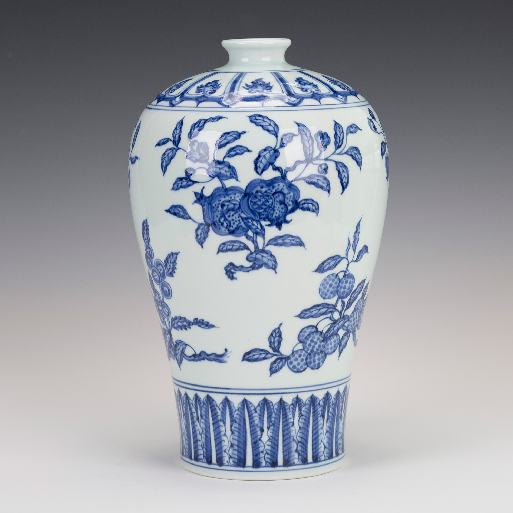 仿明永乐青花折瑞果纹梅瓶