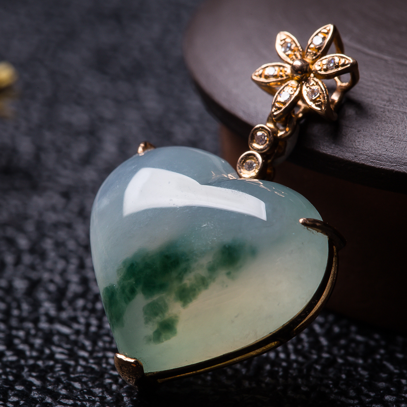 18k金镶嵌 天然a货翡翠冰糯种飘绿心形吊坠 5.31g(含链)