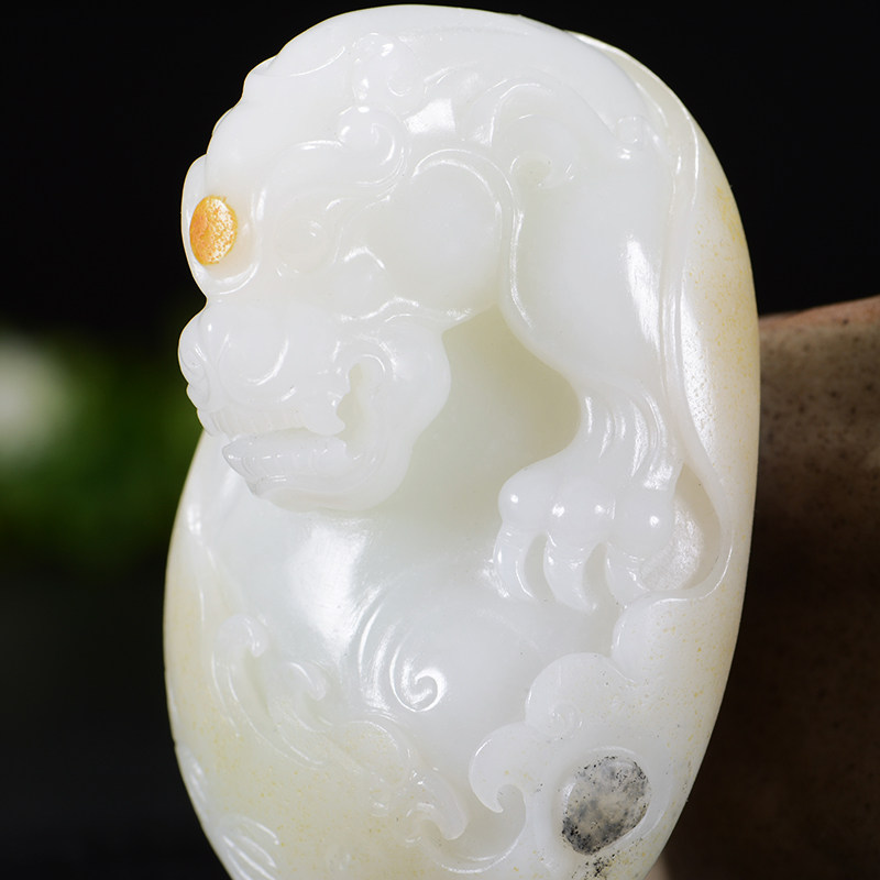 【臻品】苏州玉雕大师黄铭工作室作品 和田玉三色巧雕貔貅 109克
