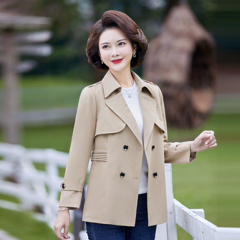 女士精品中老年女装更新时间:2022年04月15日妈妈春装风衣双排扣短款