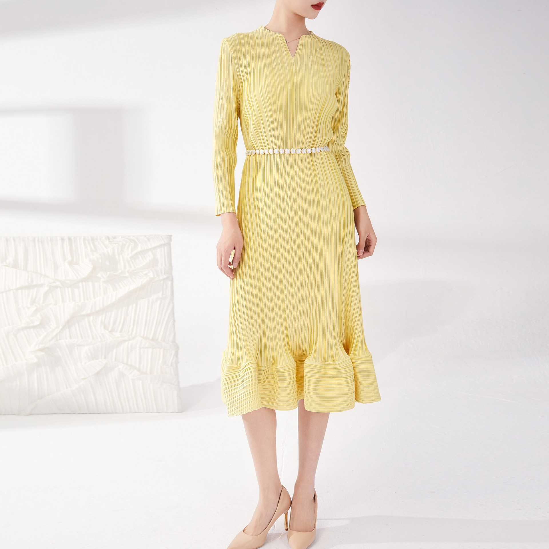 三宅褶皱连衣裙女装新款小v领腰带花苞裙气质优雅高腰中长款裙子