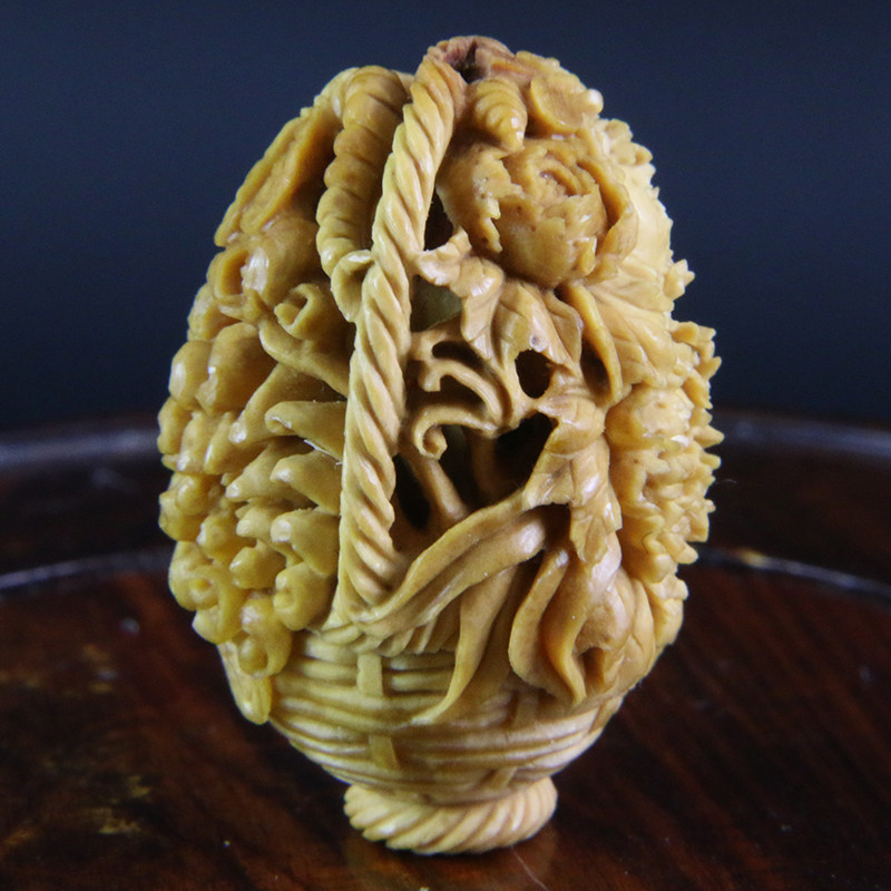 苏州核雕名家陈梦作品《花篮》