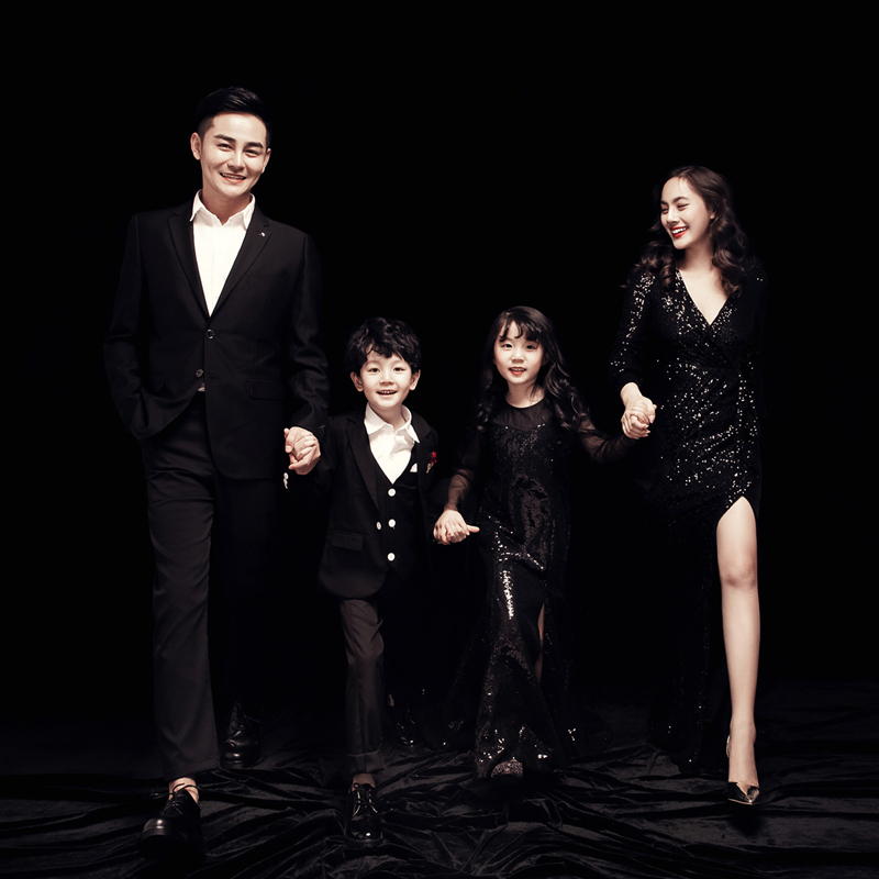 新款一家四口亲子装拍照影楼照相摄影拍照服装黑色礼服亲子照相服