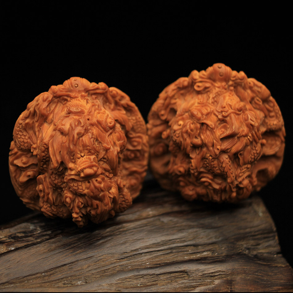 7*4.6*4.0cm苏工核桃雕《九龙戏珠》