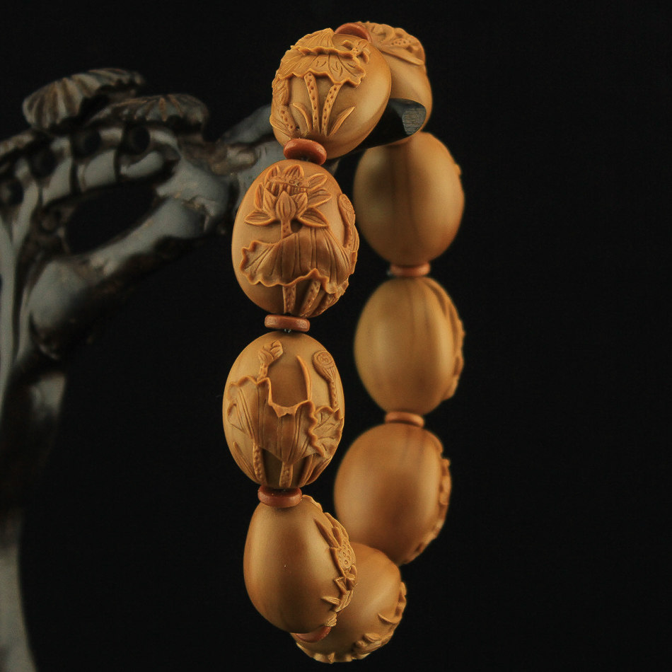 苏州舟山核雕老师陈佳伟作品《荷花》