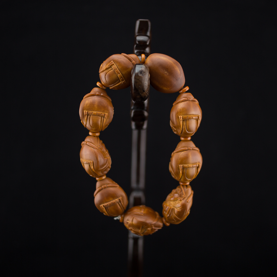 苏州舟山核雕老师陈佳伟作品《八大财神》