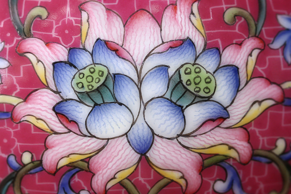 阳士琦《洋彩红地并蒂莲纹纸槌瓶》故宫博物院官窑粉彩瓷传承人 - 拍