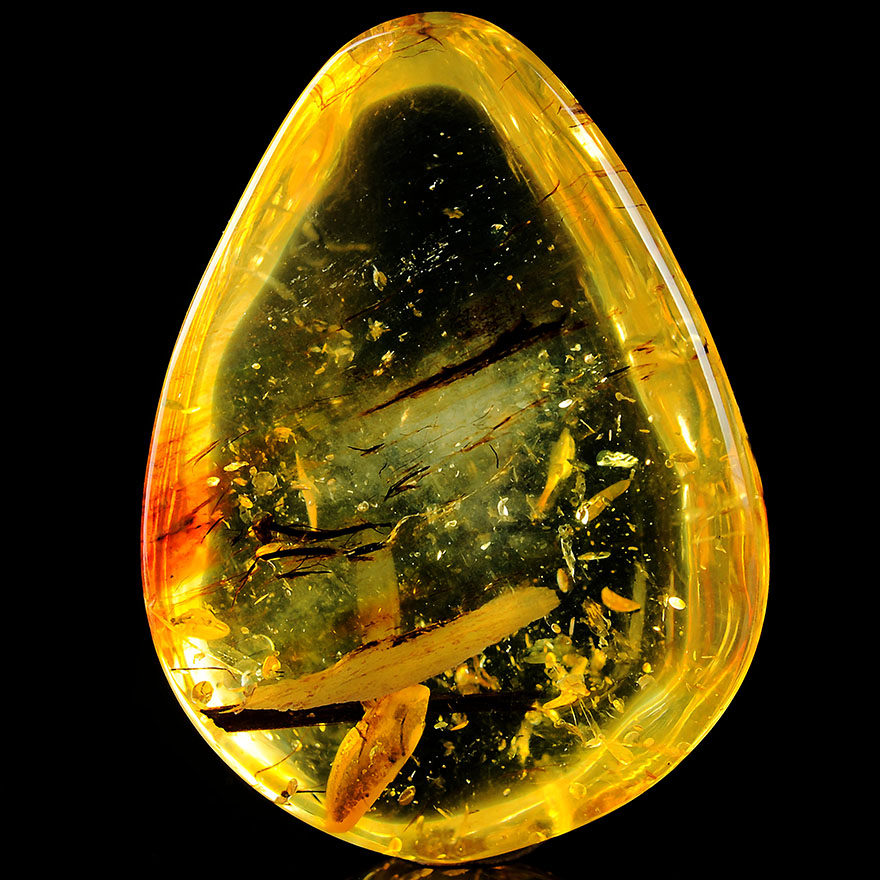 18.04克 通透植物珀水滴挂件【强荧光】