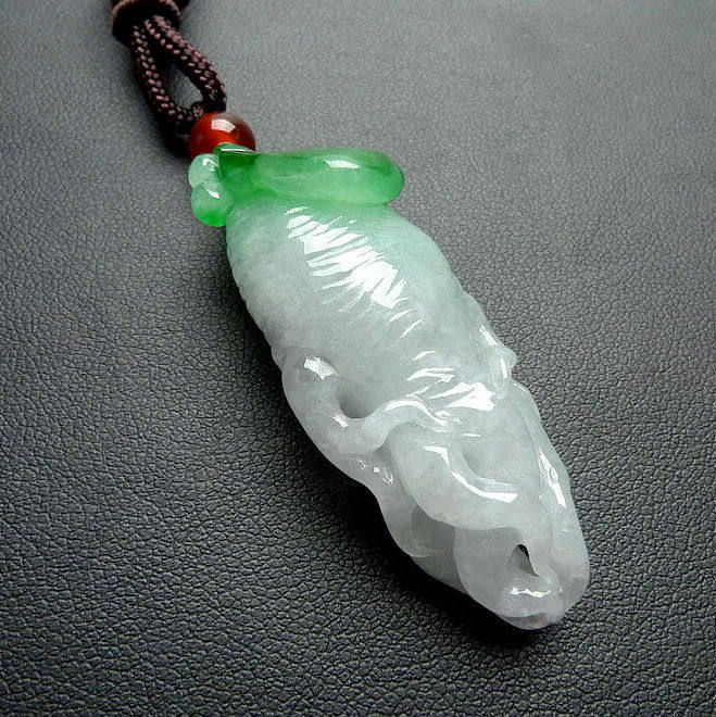 翡翠a货 冰糯种淡绿精美人参如意吊坠 18.15g(含珠绳重)