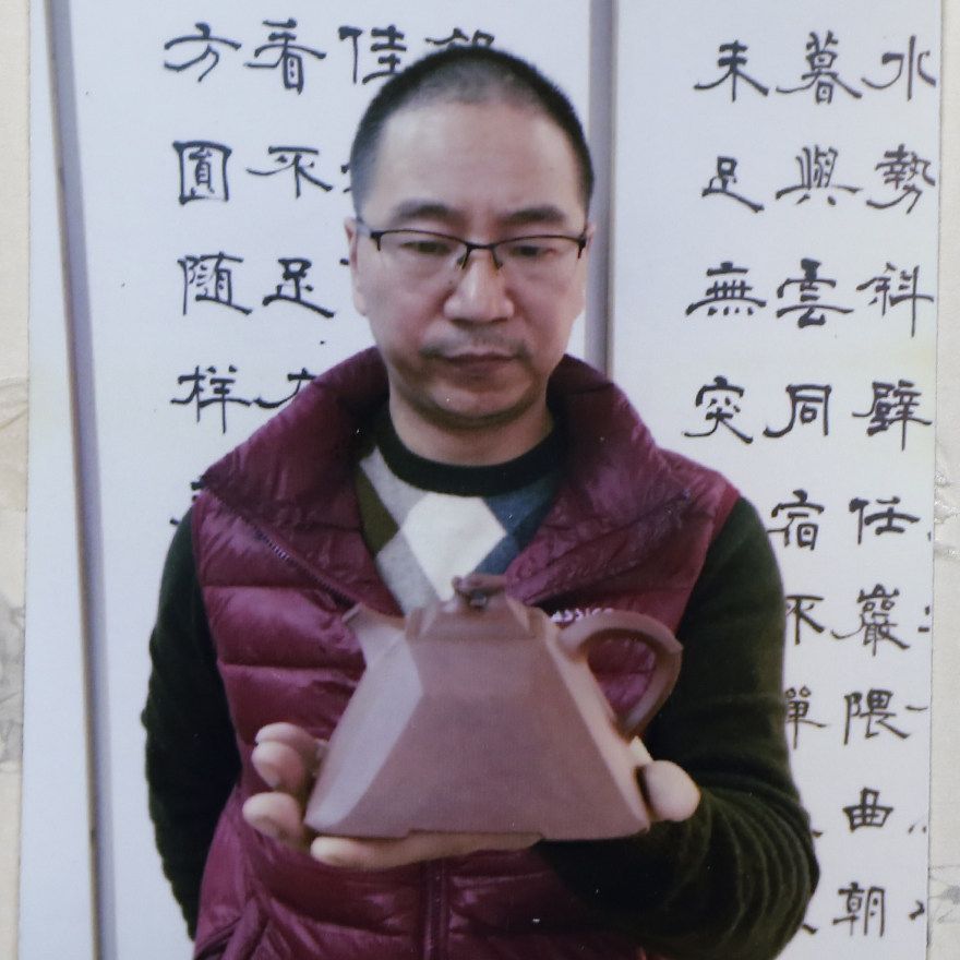 范育君 工艺美术师 龙头玉鼎