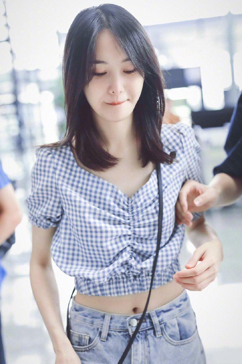 衣服套装潮女_机场街拍郑爽同款衣服格子松紧短款露脐褶皱上衣牛仔长