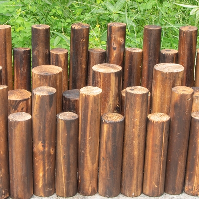 防腐木桩木篱笆木栅栏实碳化木围栏室外阳台庭院花园装饰地插木桩