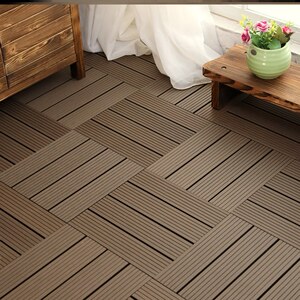 铺地板硬质木地板瓷砖拼接条无缝栅板橡胶地垫简易户外地板 庭院