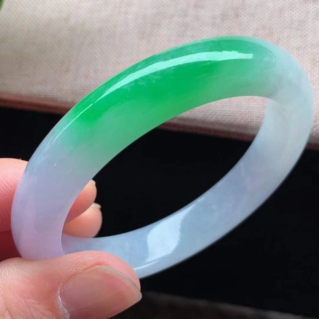 天然冰种翡翠手镯阳绿缅甸翡翠帝王绿飘花圆条玉镯子女款正品玉镯