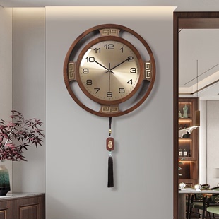 2024新款客厅挂墙挂钟新中式家用时钟石英钟大气实木静音钟表挂表