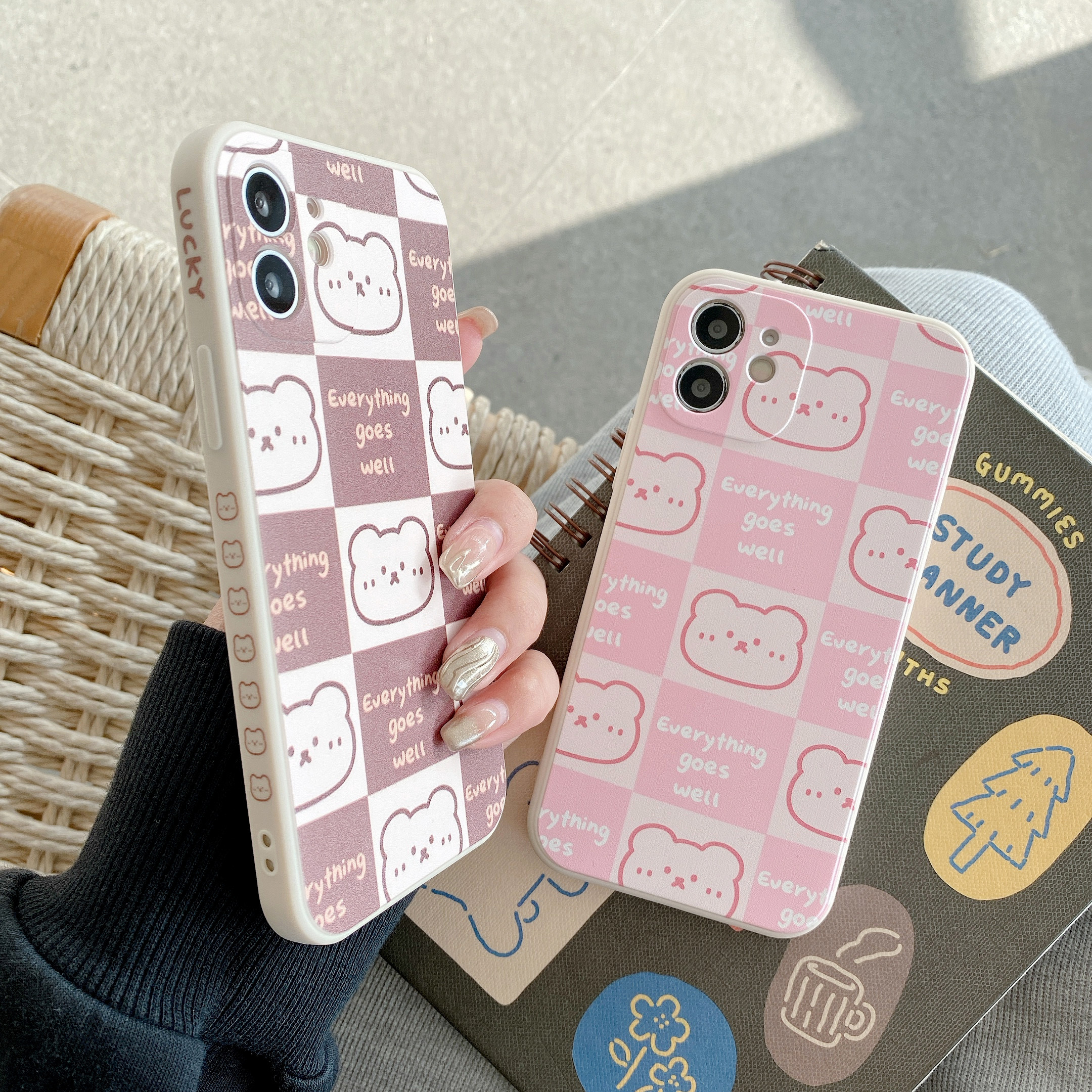 侧面图案可爱格子小熊适用苹果11promax手机壳6p7p8p卡通xsmax全包12