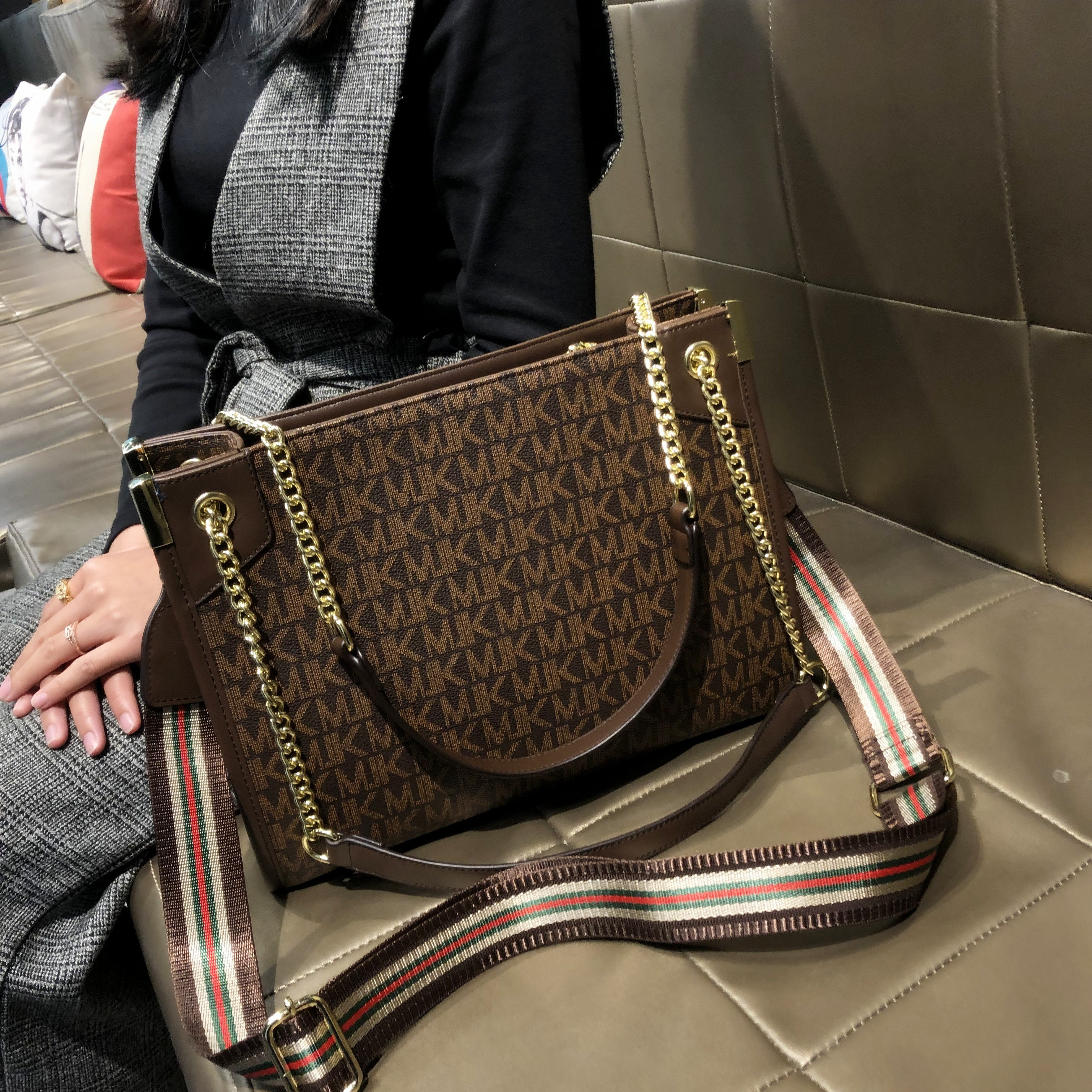 lvАfghi包包香港品牌女士包包2023新款简约大容量斜挎大包真皮链