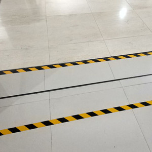 消防隔警离示带黄黑胶带防防x通道地面隔离线消消安全线地贴黄色