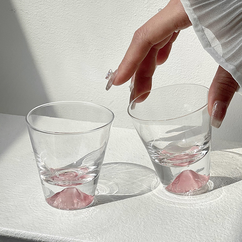国潮粉色玻璃观山杯家用二两白酒杯迷