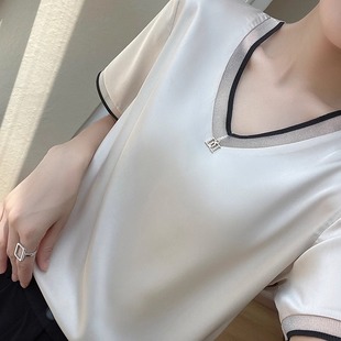 小香风白色短袖t恤女2024新款爆款夏季高级感缎面时尚宽松V领上衣