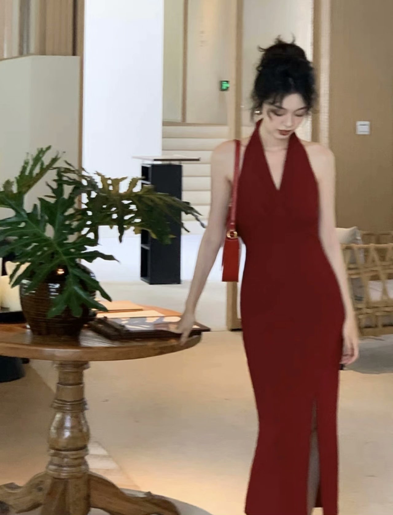 A wine, red dress, a French rewind, a long dress with a straight side of your waist, a big body, wearing it.