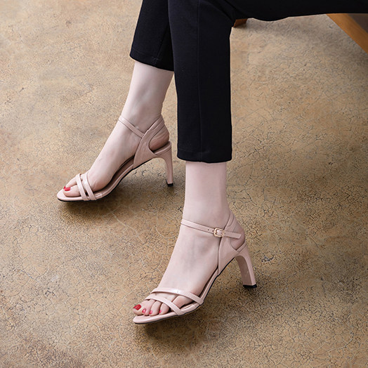 2021时尚粗跟漆皮凉鞋小码31 32 33大码41 42 43一字扣带高跟女鞋