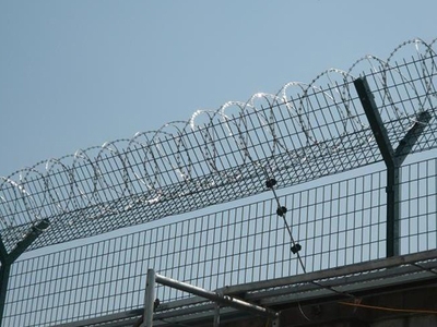 小区围墙防盗铁丝网图片