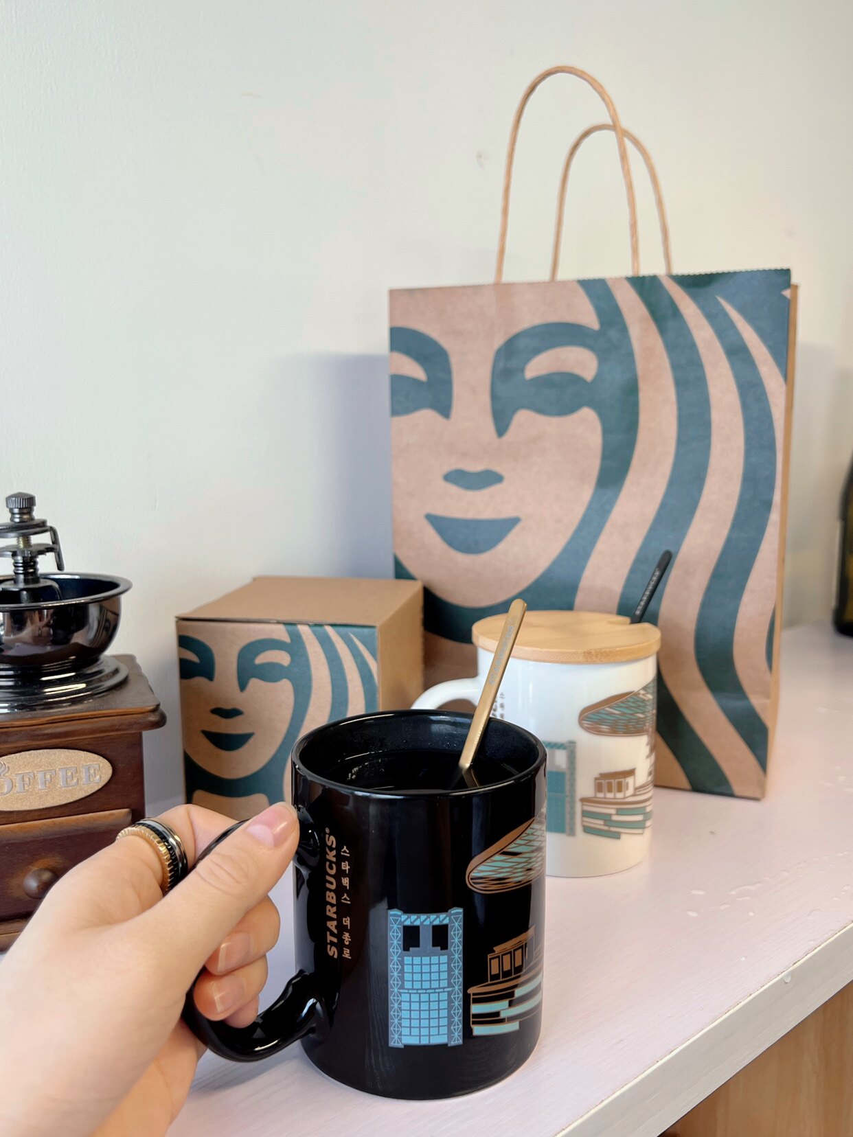 韩国星巴克杯子变色杯带盖勺陶瓷马克杯咖啡杯伴手礼节日送人礼品