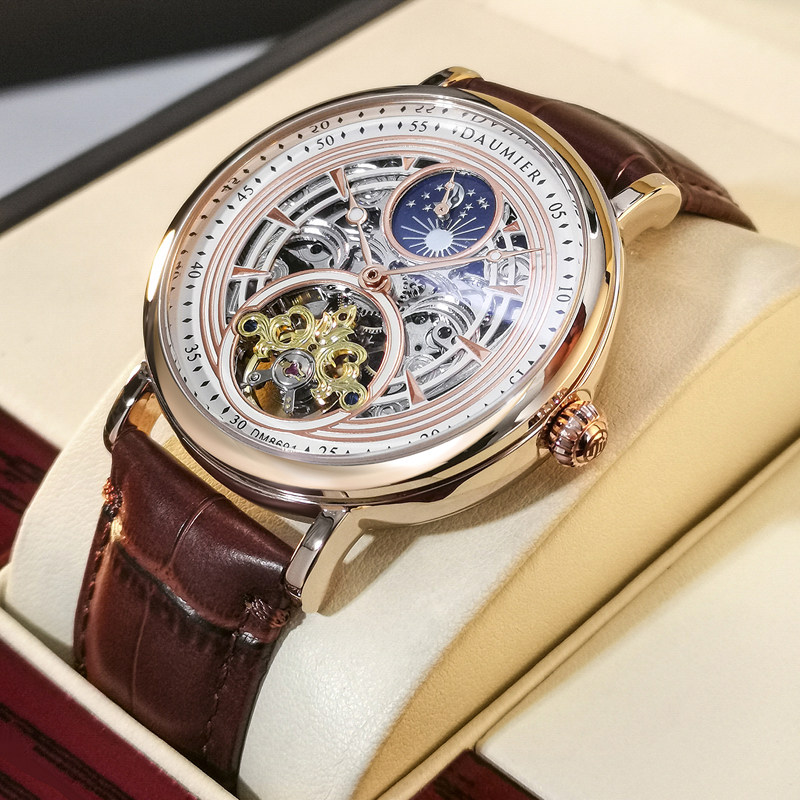 丹玛手表的灵感来源于法国原创艺术家daumier对石印和木刻艺术的终身