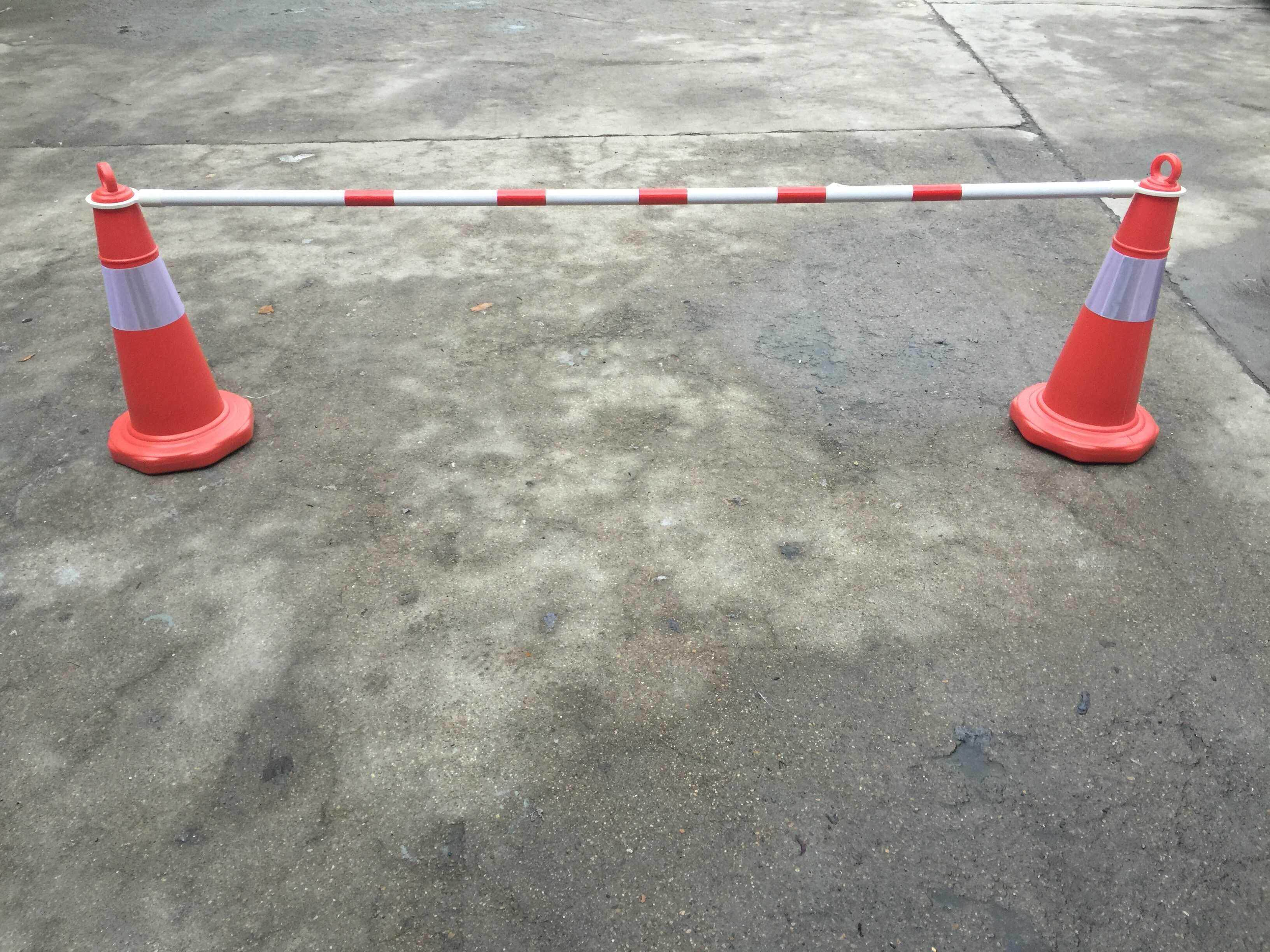 固定伸缩橡胶路连接pvc警示连杆红白反光杆子路锥