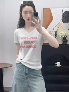2024夏季新款韩版洋气小众设计感时尚印花休闲显瘦女装V领短袖T恤