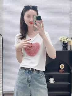 2024夏季新款韩版精梳棉女装甜美减龄爱心字母印花烫钻V领短袖T恤