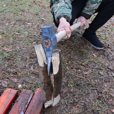 户外全钢伐木砍树斧子手工锻打大斧头家用加长大号超重劈柴砍柴
