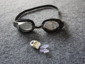 泳镜鼻夹耳塞一套与泳衣一起下单包邮,单独拍需补运费,不补不发.