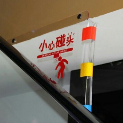 i现货新国标扶梯小心碰头亚克力防撞防夹三角挡板警示牌安全标识