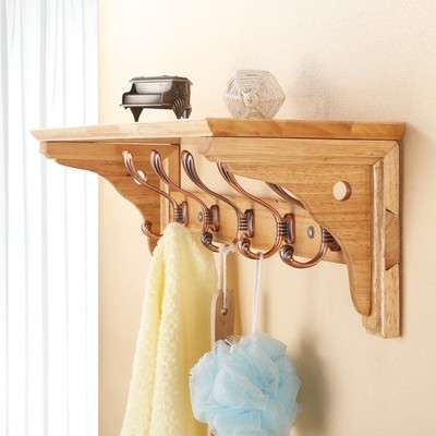 橡木墙上挂衣架图片