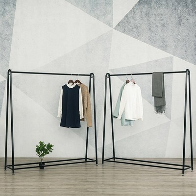 买衣服的衣架服装店图片