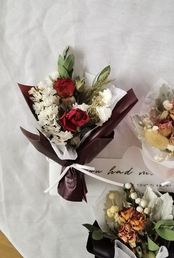 20222022ins优雅韩式小手捧y迷a你小干花束玫瑰满天星伴手礼婚庆