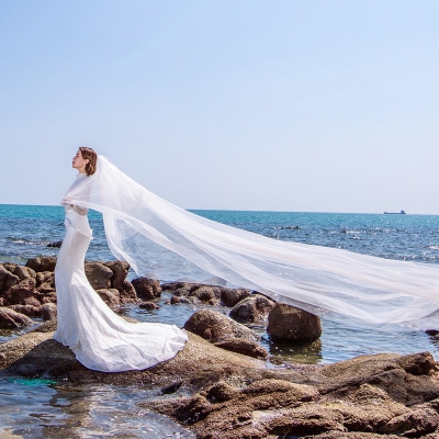白纱长拖尾婚纱图片