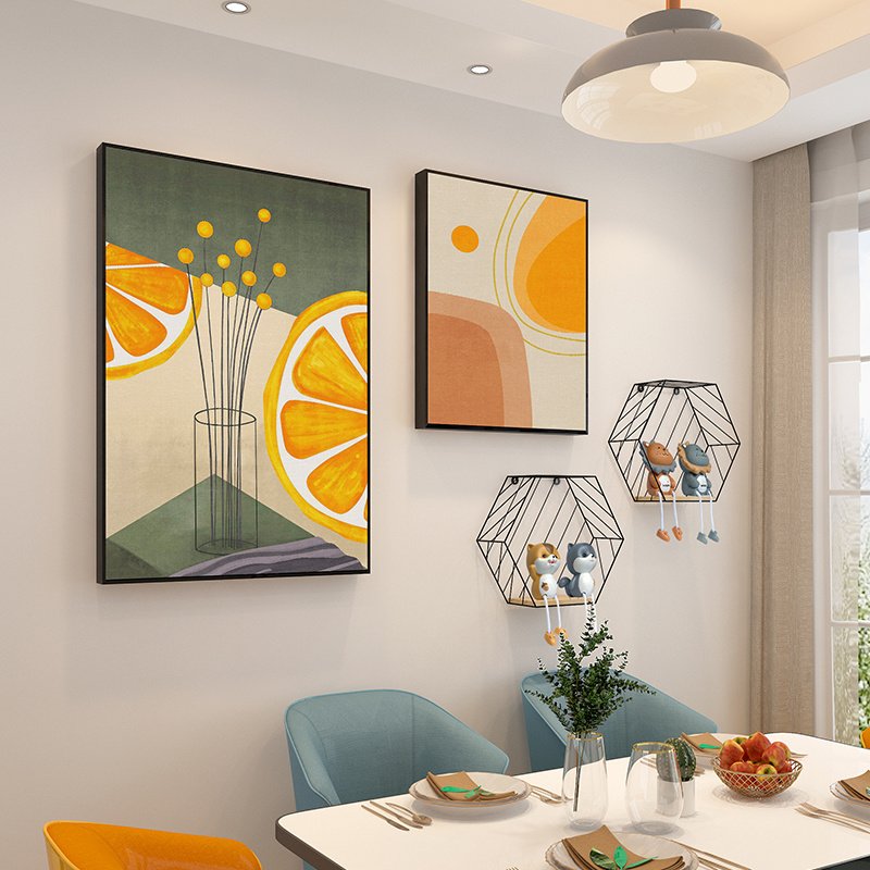 挂在客厅墙上的装饰画