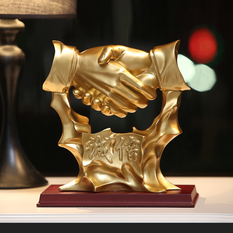 公司开业诚信共赢握手合作桌面办公室装饰摆件艺术店面老板送礼品