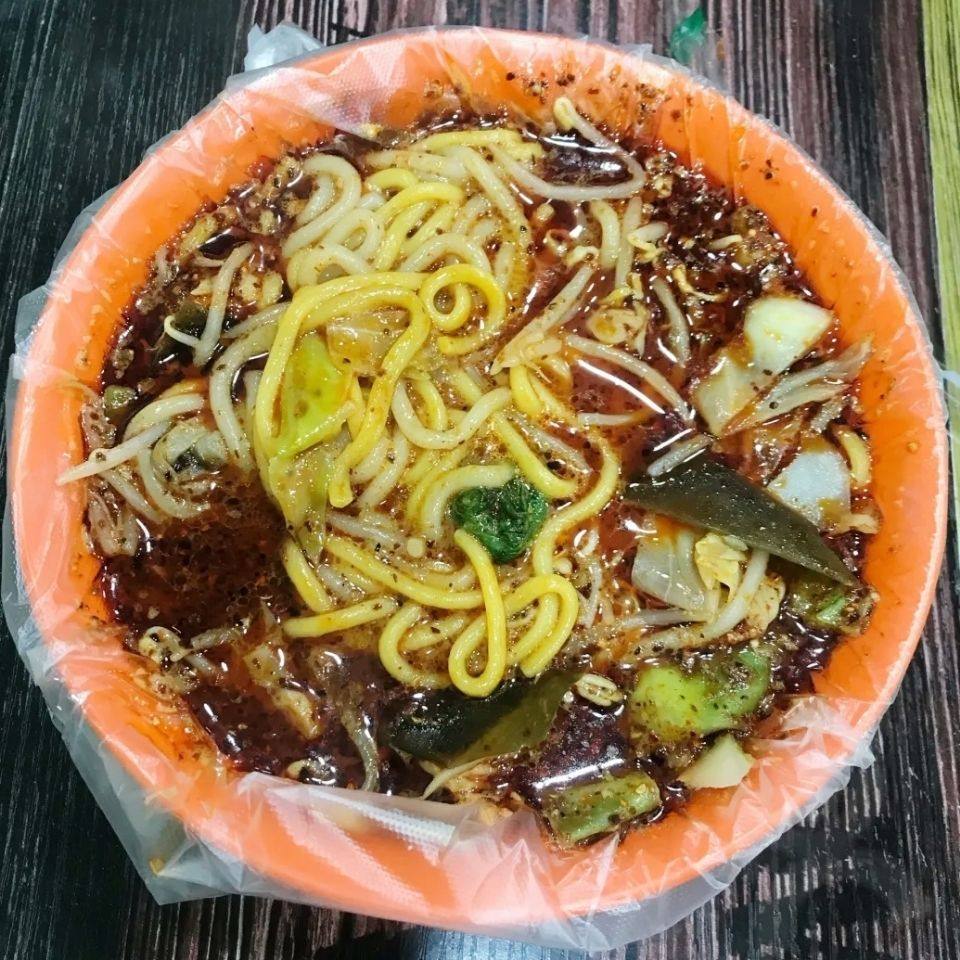 佳木斯桦南大碗麻辣烫正宗东北味老式黏糊麻辣烫牛筋面网红零食