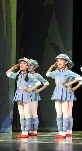 服装闪闪六一女童小连衣裙舞台军装红星演出舞蹈弹力新款红军儿童