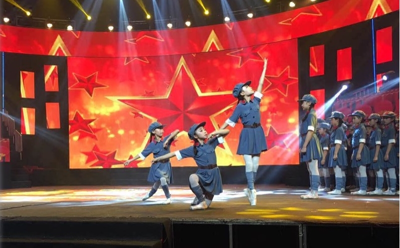 闪闪弹力演出女童六一服装连衣裙舞台军装舞蹈儿童红星小新款红军