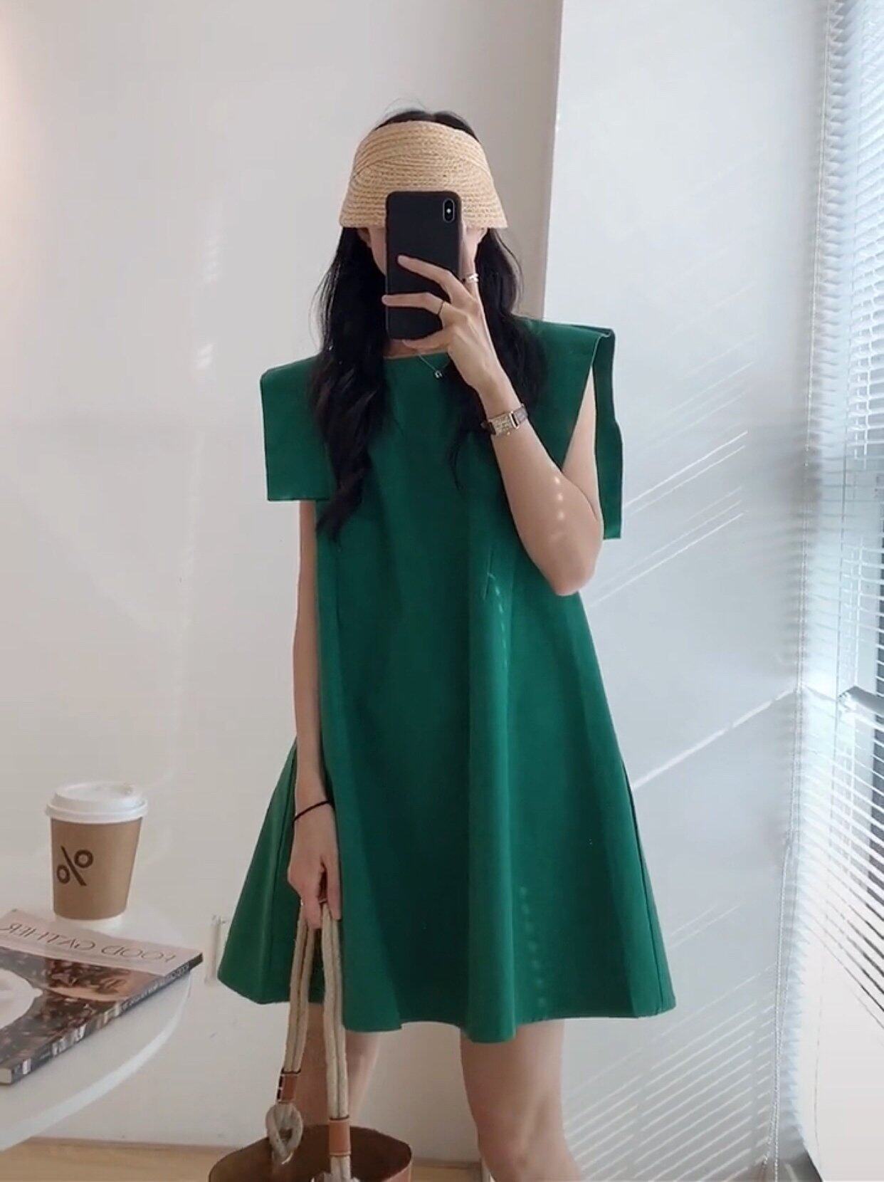 网红高级感无袖绿色连衣裙女夏小个子超火2021新款设计感小众