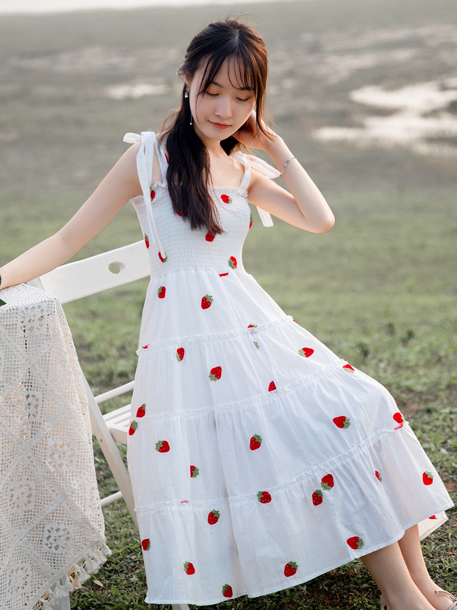 白色草莓连衣裙