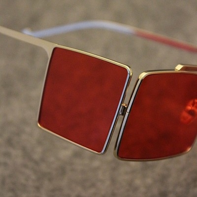 红色镜片太阳镜图片