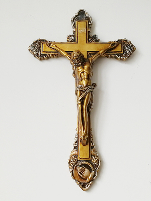 教堂十字架挂墙壁图片